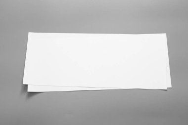 Boş portre mock-up kağıt. gri, değiştirilebilir arka plan izole broşür dergi / beyaz kağıt izole gri üzerine