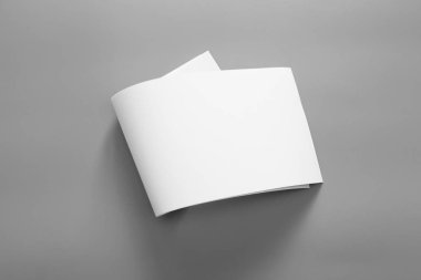 Boş portre mock-up kağıt. gri, değiştirilebilir arka plan izole broşür dergi / beyaz kağıt izole gri üzerine