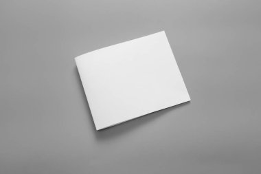 Boş portre mock-up kağıt. gri, değiştirilebilir arka plan izole broşür dergi / beyaz kağıt izole gri üzerine