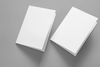 Boş portre mock-up kağıt. gri, değiştirilebilir arka plan izole broşür dergi / beyaz kağıt izole gri üzerine