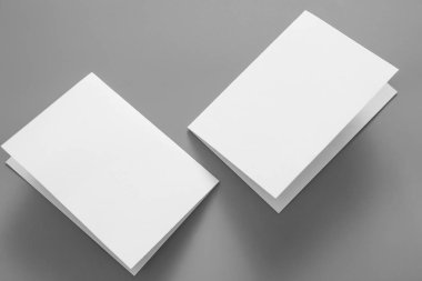 Boş portre mock-up kağıt. gri, değiştirilebilir arka plan izole broşür dergi / beyaz kağıt izole gri üzerine