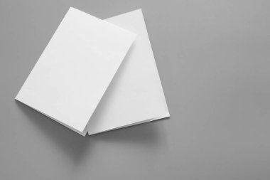Boş portre mock-up kağıt. gri, değiştirilebilir arka plan izole broşür dergi / beyaz kağıt izole gri üzerine