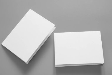 Boş portre mock-up kağıt. gri, değiştirilebilir arka plan izole broşür dergi / beyaz kağıt izole gri üzerine