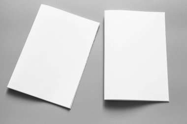 Boş portre mock-up kağıt. gri, değiştirilebilir arka plan izole broşür dergi / beyaz kağıt izole gri üzerine