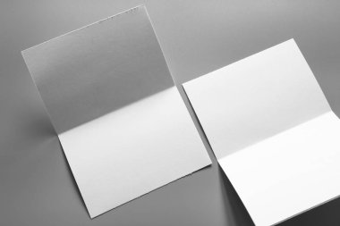 Boş portre mock-up kağıt. gri, değiştirilebilir arka plan izole broşür dergi / beyaz kağıt izole gri üzerine