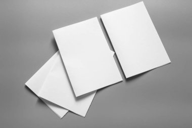Boş portre mock-up kağıt. gri, değiştirilebilir arka plan izole broşür dergi / beyaz kağıt izole gri üzerine