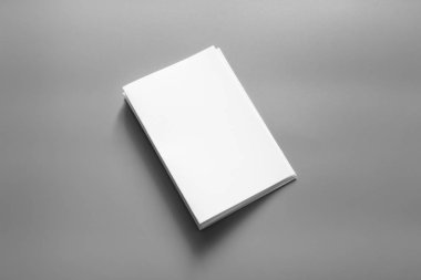 Boş portre mock-up kağıt. gri, değiştirilebilir arka plan izole broşür dergi / beyaz kağıt izole gri üzerine