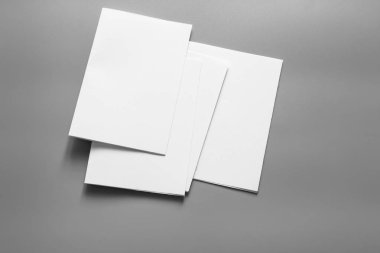 Boş portre mock-up kağıt. gri, değiştirilebilir arka plan izole broşür dergi / beyaz kağıt izole gri üzerine