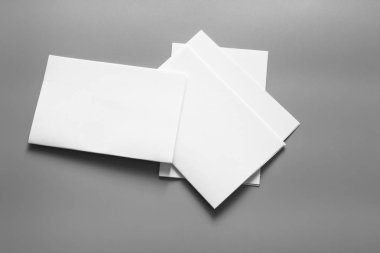Boş portre mock-up kağıt. gri, değiştirilebilir arka plan izole broşür dergi / beyaz kağıt izole gri üzerine