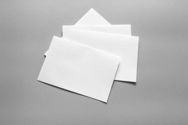 Boş portre mock-up kağıt. gri, değiştirilebilir arka plan izole broşür dergi / beyaz kağıt izole gri üzerine