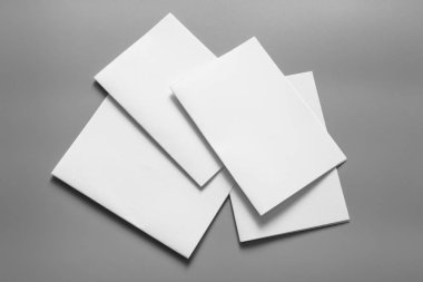 Boş portre mock-up kağıt. gri, değiştirilebilir arka plan izole broşür dergi / beyaz kağıt izole gri üzerine