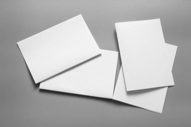 Boş portre mock-up kağıt. gri, değiştirilebilir arka plan izole broşür dergi / beyaz kağıt izole gri üzerine