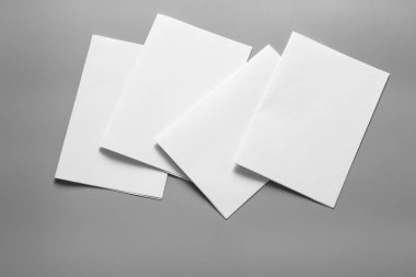 Boş portre mock-up kağıt. gri, değiştirilebilir arka plan izole broşür dergi / beyaz kağıt izole gri üzerine