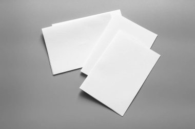 Boş portre mock-up kağıt. gri, değiştirilebilir arka plan izole broşür dergi / beyaz kağıt izole gri üzerine