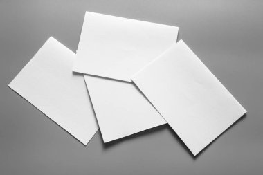 Boş portre mock-up kağıt. gri, değiştirilebilir arka plan izole broşür dergi / beyaz kağıt izole gri üzerine