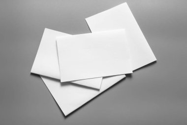 Boş portre mock-up kağıt. gri, değiştirilebilir arka plan izole broşür dergi / beyaz kağıt izole gri üzerine