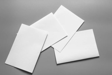 Boş portre mock-up kağıt. gri, değiştirilebilir arka plan izole broşür dergi / beyaz kağıt izole gri üzerine