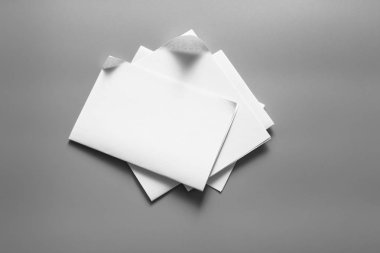 Boş portre mock-up kağıt. gri, değiştirilebilir arka plan izole broşür dergi / beyaz kağıt izole gri üzerine