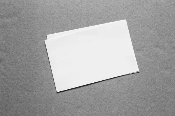 空白の肖像画 サイズ パンフレット雑誌グレー 変わりやすい背景に分離された黒に分離されたホワイト ペーパー — ストック写真