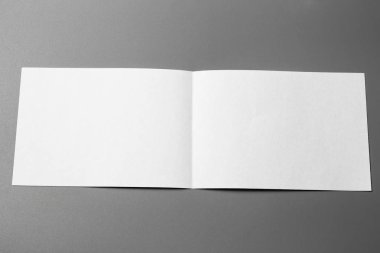 Boş portre mock-up kağıt. gri, değiştirilebilir arka plan izole broşür dergi / beyaz kağıt izole gri üzerine