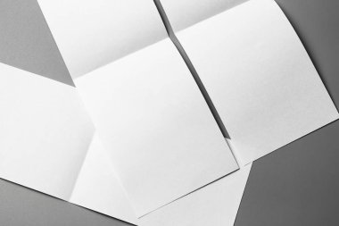 Boş portre mock-up kağıt. gri, değiştirilebilir arka plan izole broşür dergi / beyaz kağıt izole gri üzerine