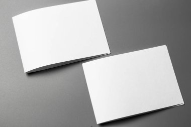 Boş portre mock-up kağıt. gri, değiştirilebilir arka plan izole broşür dergi / beyaz kağıt izole gri üzerine