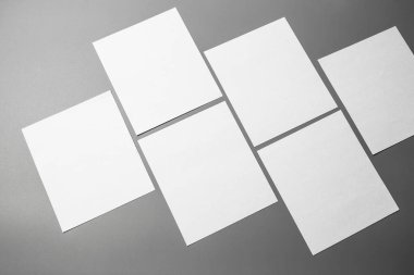 Boş portre mock-up kağıt. gri, değiştirilebilir arka plan izole broşür dergi / beyaz kağıt izole gri üzerine