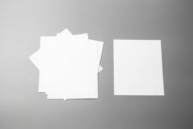 Boş portre mock-up kağıt. gri, değiştirilebilir arka plan izole broşür dergi / beyaz kağıt izole gri üzerine
