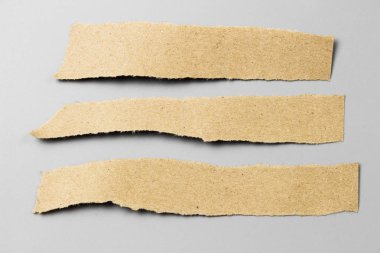 Kahverengi gri arka plan üzerinde yırtık doku kağıt oluklu. karton sayfasının arka planı olarak kullanılan RIP .