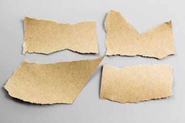 Kahverengi gri arka plan üzerinde yırtık doku kağıt oluklu. karton sayfasının arka planı olarak kullanılan RIP .