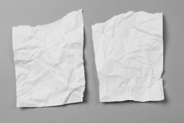 Boş portre mockup kağıt buruşuk. Gri arka plan üzerinde izole broşür dergi.