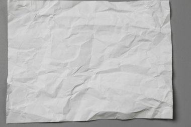 Boş portre mockup kağıt buruşuk. Gri arka plan üzerinde izole broşür dergi.