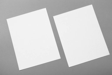 Boş portre mock-up kağıt. gri, değiştirilebilir arka plan izole broşür dergi / beyaz kağıt izole gri üzerine