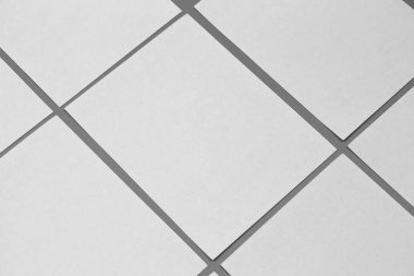 Boş portre mock-up kağıt. gri, değiştirilebilir arka plan izole broşür dergi / beyaz kağıt izole gri üzerine
