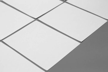 Boş portre mock-up kağıt. gri, değiştirilebilir arka plan izole broşür dergi / beyaz kağıt izole gri üzerine