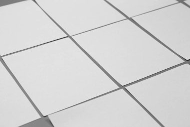 Boş portre mock-up kağıt. gri, değiştirilebilir arka plan izole broşür dergi / beyaz kağıt izole gri üzerine