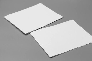 Boş portre mock-up kağıt. gri, değiştirilebilir arka plan izole broşür dergi / beyaz kağıt izole gri üzerine