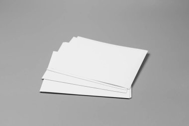 Boş portre mock-up kağıt. gri, değiştirilebilir arka plan izole broşür dergi / beyaz kağıt izole gri üzerine