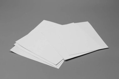 Boş portre mock-up kağıt. gri, değiştirilebilir arka plan izole broşür dergi / beyaz kağıt izole gri üzerine