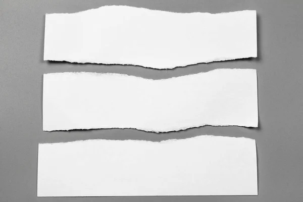 Bílý Roztrhaný Papír Šedém Pozadí Trhlina Sběrného Papíru — Stock fotografie