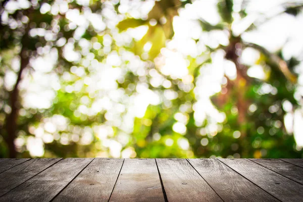 bulanık doğa zemin üzerinde ahşap boş. Ahşap masa üstü. görüntülemek için kullanılan olabilir veya ürün montaj