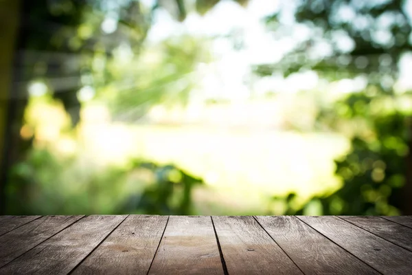 bulanık doğa zemin üzerinde ahşap boş. Ahşap masa üstü. görüntülemek için kullanılan olabilir veya ürün montaj