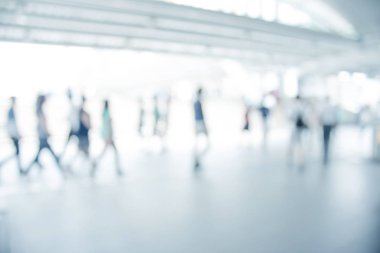 Beyaz Şehir şehirde yürüyüş insanların bulanık. Ufuk bulanıklık arka plan.