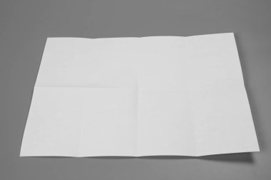 Boş dikey A4. gri, değiştirilebilir arka plan izole broşür dergi / beyaz kağıt izole gri üzerine