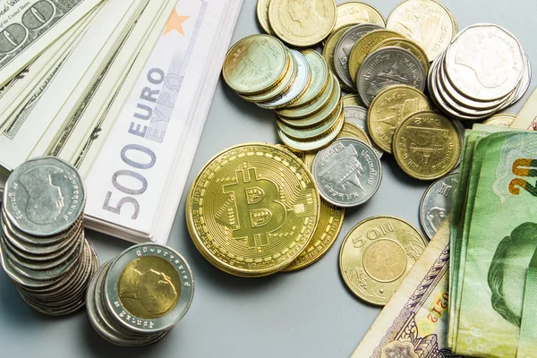 Paralar birbiri üzerinde zemin Altın ışık arka plan ile farklı pozisyonlarda yığılmış. Kaydetme para kavramı.