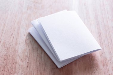 Boş portre mock-up kağıt. Broşür dergi izole kahverengi ahşap masa, değiştirilebilir arka plan / beyaz kağıt ağaç izole
