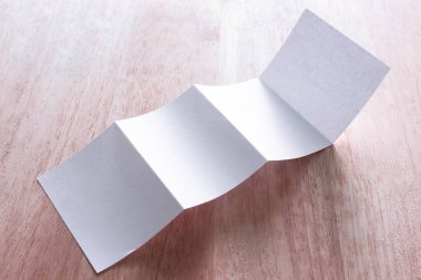 Boş portre mock-up kağıt. Broşür dergi izole kahverengi ahşap masa, değiştirilebilir arka plan / beyaz kağıt ağaç izole