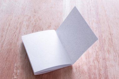 Boş portre mock-up kağıt. Broşür dergi izole kahverengi ahşap masa, değiştirilebilir arka plan / beyaz kağıt ağaç izole