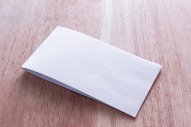 Boş portre mock-up kağıt. Broşür dergi izole kahverengi ahşap masa, değiştirilebilir arka plan / beyaz kağıt ağaç izole