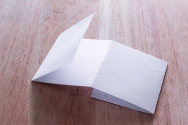 Boş portre mock-up kağıt. Broşür dergi izole kahverengi ahşap masa, değiştirilebilir arka plan / beyaz kağıt ağaç izole